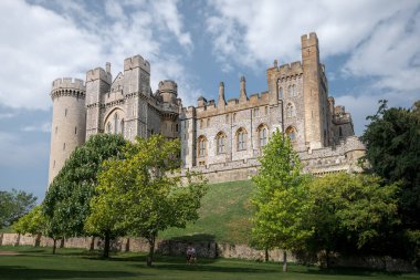 Arundel Kalesi, Batı Sussex. 2020 yazında bulutlu ve güneşli bir günde çekilmiş. İngiltere 'nin güneyinde büyük bir ortaçağ kalesi