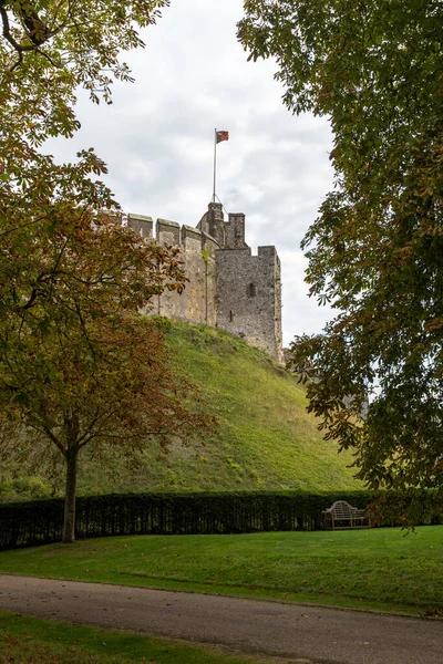 Замок Арундел, Західний Сассекс. Літо 2020 року було знято в похмурий сонячний день. Велика середньовічна фортеця на півдні Англії. — стокове фото