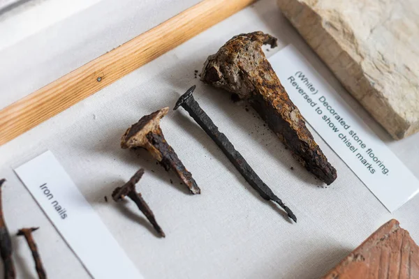 Staré kovové hřebíky vykopané z místa římské vily v západním Sussexu v Anglii. Vystaveno v muzeu. — Stock fotografie