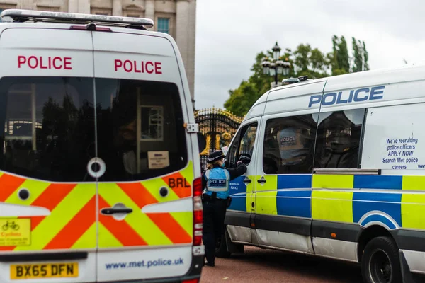 Tranquillo di proteste anti-maschera fuori Buckingham Palace Westminster a Londra — Foto Stock