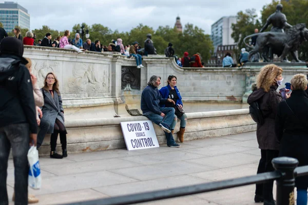 Λονδίνο, Ηνωμένο Βασίλειο - 26 Σεπτεμβρίου 2020: Ειρηνικές διαδηλώσεις ενάντια στις μάσκες έξω από το Παλάτι του Μπάκιγχαμ Westminster στο Λονδίνο με την αστυνομία και τους διαδηλωτές Royalty Free Εικόνες Αρχείου