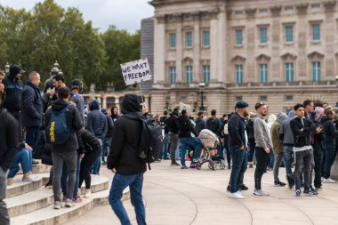 Londra, İngiltere - 26 Eylül 2020: Londra 'daki Westminster Sarayı' nın dışında polis ve protestocularla yapılan maske karşıtı protestolar