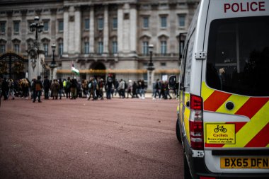 Londra, İngiltere - 26 Eylül 2020: Londra 'daki Westminster Sarayı' nın dışında polis ve protestocularla yapılan maske karşıtı protestolar