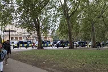 Londra, İngiltere - 26 Eylül 2020: Londra 'daki Westminster Sarayı' nın dışında polis ve protestocularla yapılan maske karşıtı protestolar