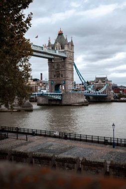 Londra, İngiltere - 27 Eylül 2020: Thames Nehri üzerindeki Londra Kulesi, Londra Kulesi 'nden soğuk bulutlu bir günde vuruldu