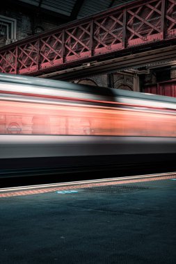 Londra 'daki yeraltı tren ağının açık hava istasyonundaki parlak ışıklarla uzun metrajlı görüntüleri.