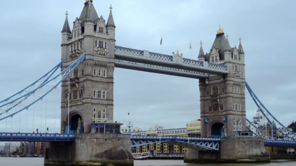 London, UK - 27. September 2020: 4K London Tower Bridge auf der Themse wurde an einem kalten, bewölkten Tag vom Tower of London aus aufgenommen — Stockvideo