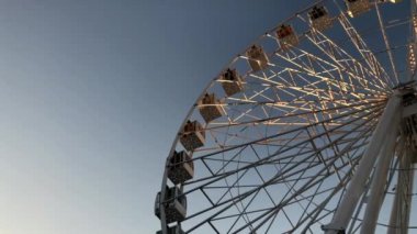 Dönme dolap. Gökyüzüne karşı yüksek atlıkarınca. Mavi.