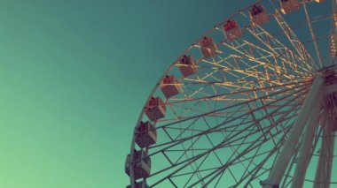 Dönme dolap. Gökyüzüne karşı yüksek atlıkarınca. Yeşil