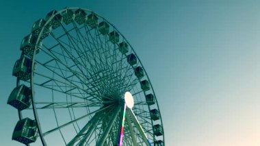 Dönme dolap. Gökyüzüne karşı yüksek atlıkarınca.