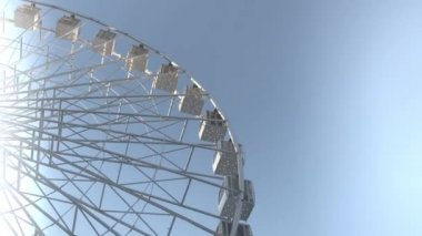 Dönme dolap. Gökyüzüne karşı yüksek atlıkarınca. Mavi.