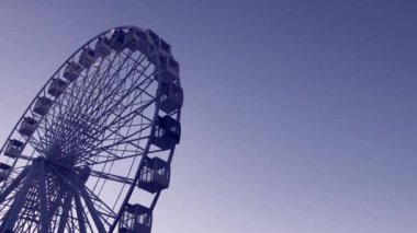 Dönme dolap. Gökyüzüne karşı yüksek atlıkarınca.