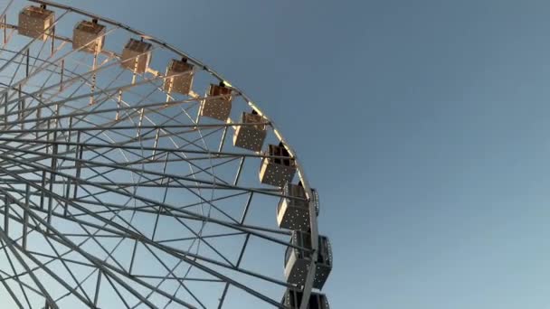 Rueda Fortuna Carrusel Alto Contra Cielo Azul — Vídeos de Stock