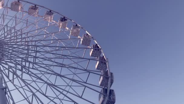 Rueda Fortuna Carrusel Alto Contra Cielo Azul — Vídeo de stock