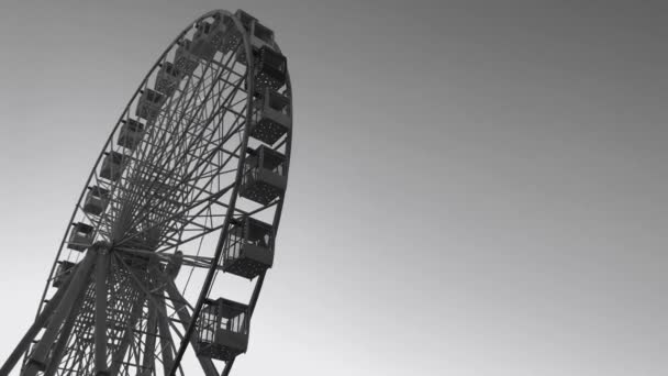 Ruota Panoramica Giostra Alta Contro Cielo Blu — Video Stock