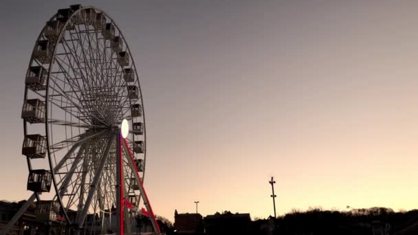 Reuzenrad Hoge Carrousel Tegen Hemel Blauw — Stockvideo