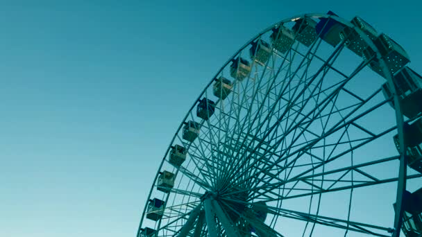 Roda Gigante Carrossel Alto Contra Céu Azul — Vídeo de Stock