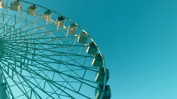 Roda Gigante Carrossel Alto Contra Céu Azul — Vídeo de Stock