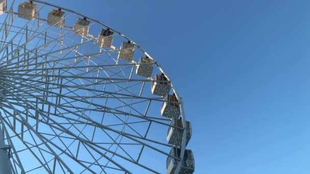 Ruota Panoramica Giostra Alta Contro Cielo Blu — Video Stock