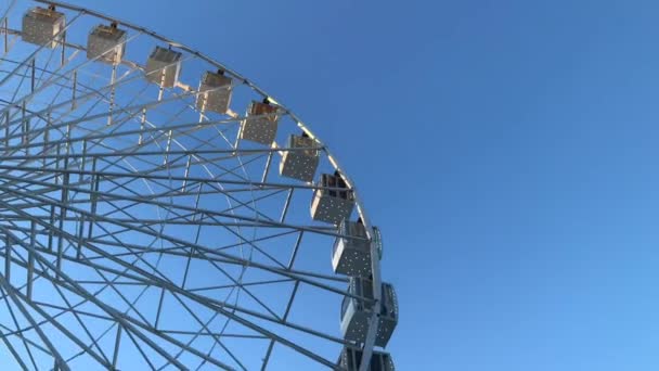 摩天轮 蓝色背景上的高旋转木马 — 图库视频影像