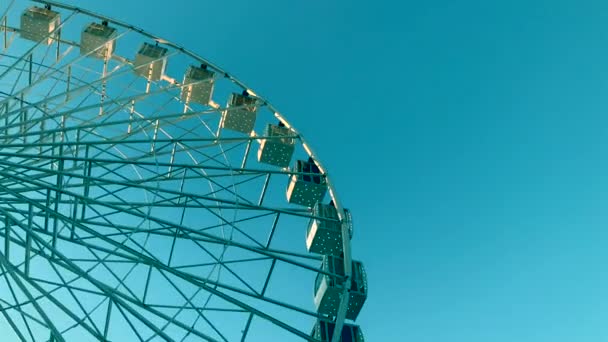 Reuzenrad Hoge Carrousel Een Blauwe Achtergrond — Stockvideo