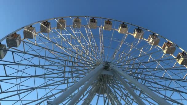 Ruota Panoramica Giostra Alta Contro Cielo — Video Stock