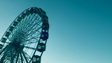 Dönme dolap. Gökyüzüne karşı yüksek atlıkarınca.