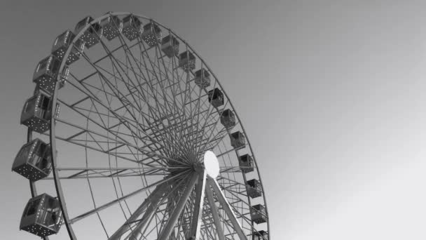 Ruota Panoramica Giostra Alta Contro Cielo — Video Stock