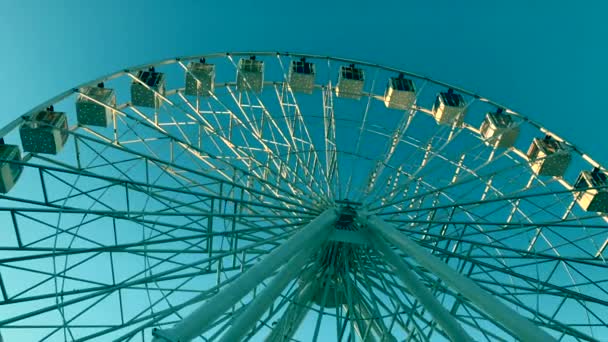 Reuzenrad Hoge Carrousel Een Blauwe Achtergrond — Stockvideo