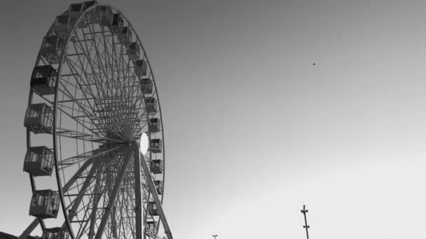 Ruota Panoramica Giostra Alta Contro Cielo — Video Stock