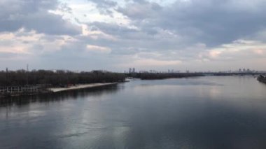 Büyük Dnieper Nehri. Köprüsü'nden geniş nehir ve bulutlar için görüntüleyin. Gökyüzüne karşı.