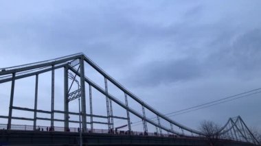 Yaya köprüsü Nehri. Hangi insanlar yürüyüş köprüde silüeti.