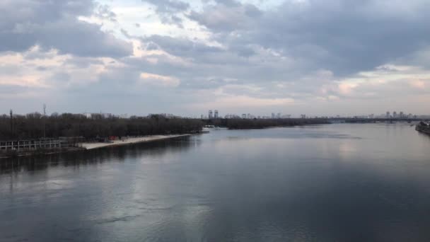 大きな川はドニエプル川 橋から広い川と雲を見る 空を背景 — ストック動画