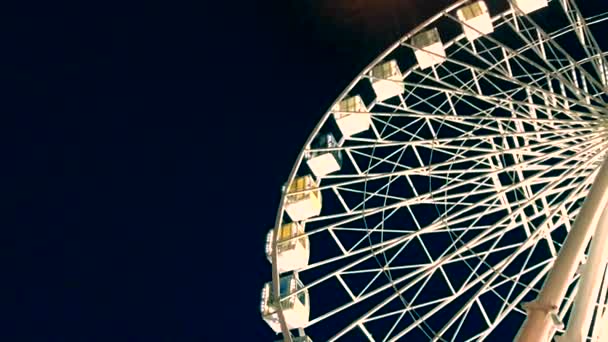 Riesenrad Hohes Leuchtendes Karussell Auf Dunklem Hintergrund Abendvideo Schwarzer Hintergrund — Stockvideo