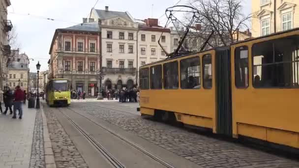 古い町の通りをトラムが走る 街の通りを歩きます ヨーロッパ リヴィウ市 時間間隔 — ストック動画