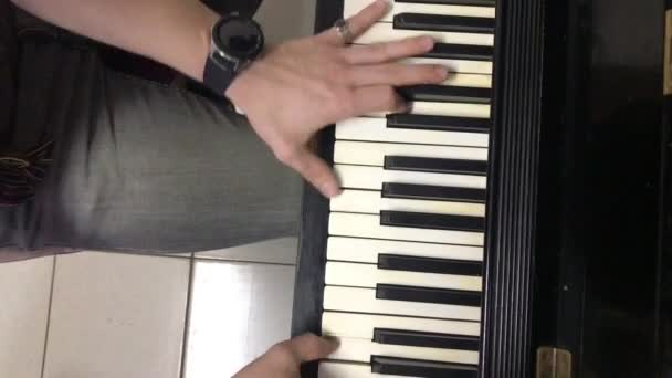 男はピアノを弾き — ストック動画