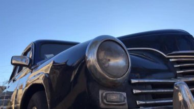 Retro araba mavi gökyüzü arka plan üzerinde