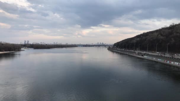 大河第聂伯河 从桥到宽阔的河流和云朵 在天空的逆天而上 — 图库视频影像