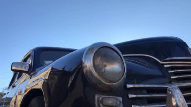 Retro araba mavi gökyüzü arka plan üzerinde