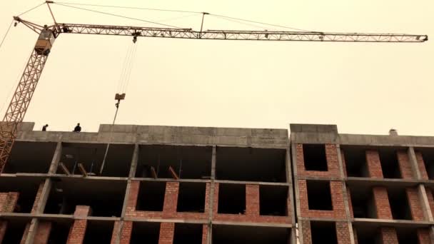 Construction Bâtiment Brique Plusieurs Étages Grue Soulève Les Matériaux Construction — Video