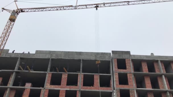 Construcción Edificio Ladrillo Varios Pisos Grúa Eleva Materiales Construcción Constructores — Vídeo de stock