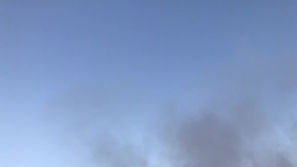 Дым Поднимается Земли Небо Пылающий Огонь — стоковое видео