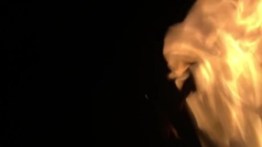 Siyah arka planda ateş alevi