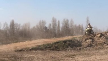 Motocross. Sporcular motosiklet sürmek. Profesyonel bir motokros motosikleti kumlu bir yolda Dunes üzerinden onun FMX motosiklet sürmek