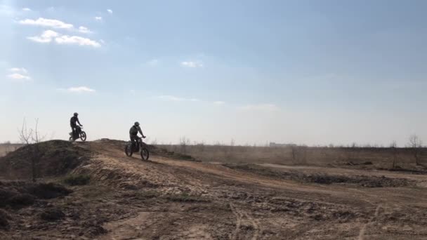 モトクロス 選手はオートバイに乗る プロのモトクロスバイカーは 砂の道の砂丘を通して彼の Fmx バイクに乗ります — ストック動画