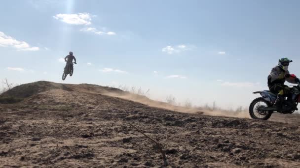 Motocross Les Athlètes Font Moto Motocross Professionnel Parcourt Les Dunes — Video