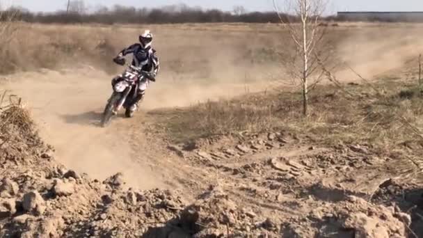 Motocross Αθλητές Ιππεύεις Μοτοσικλέτες Ένας Επαγγελματίας Ποδηλάτης Μοτοσυκλετιστής Καβαλάει Μοτοσυκλέτα — Αρχείο Βίντεο