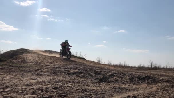 越野车 运动员骑摩托车 一名专业的越野车骑自行车在沙路上骑着他的 Fmx 摩托车穿过沙丘 — 图库视频影像