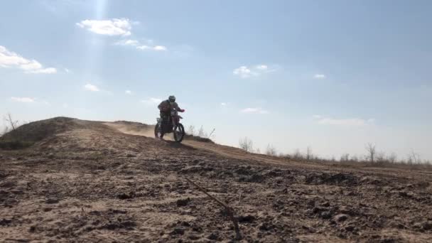 크로스 선수들은 오토바이를 크로스 Fmx 오토바이를 언덕에 — 비디오