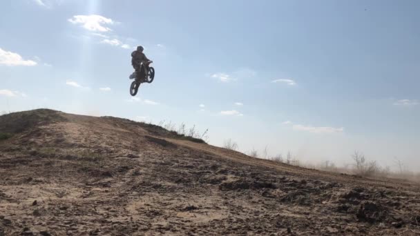 越野车 运动员骑摩托车 一名专业的越野车骑自行车在沙路上骑着他的 Fmx 摩托车穿过沙丘 — 图库视频影像